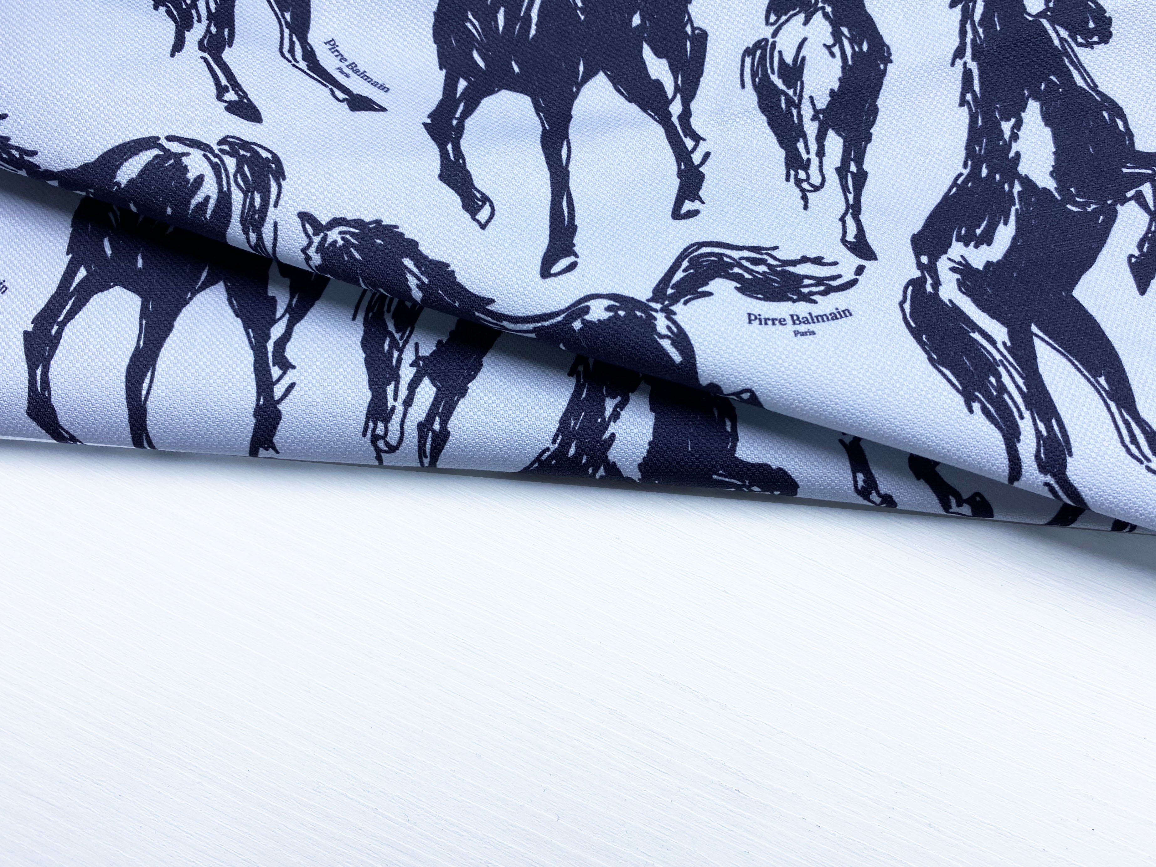 Ткань Пике  светло-голубого цвета с принтом  кони с логотипом  16752 4
