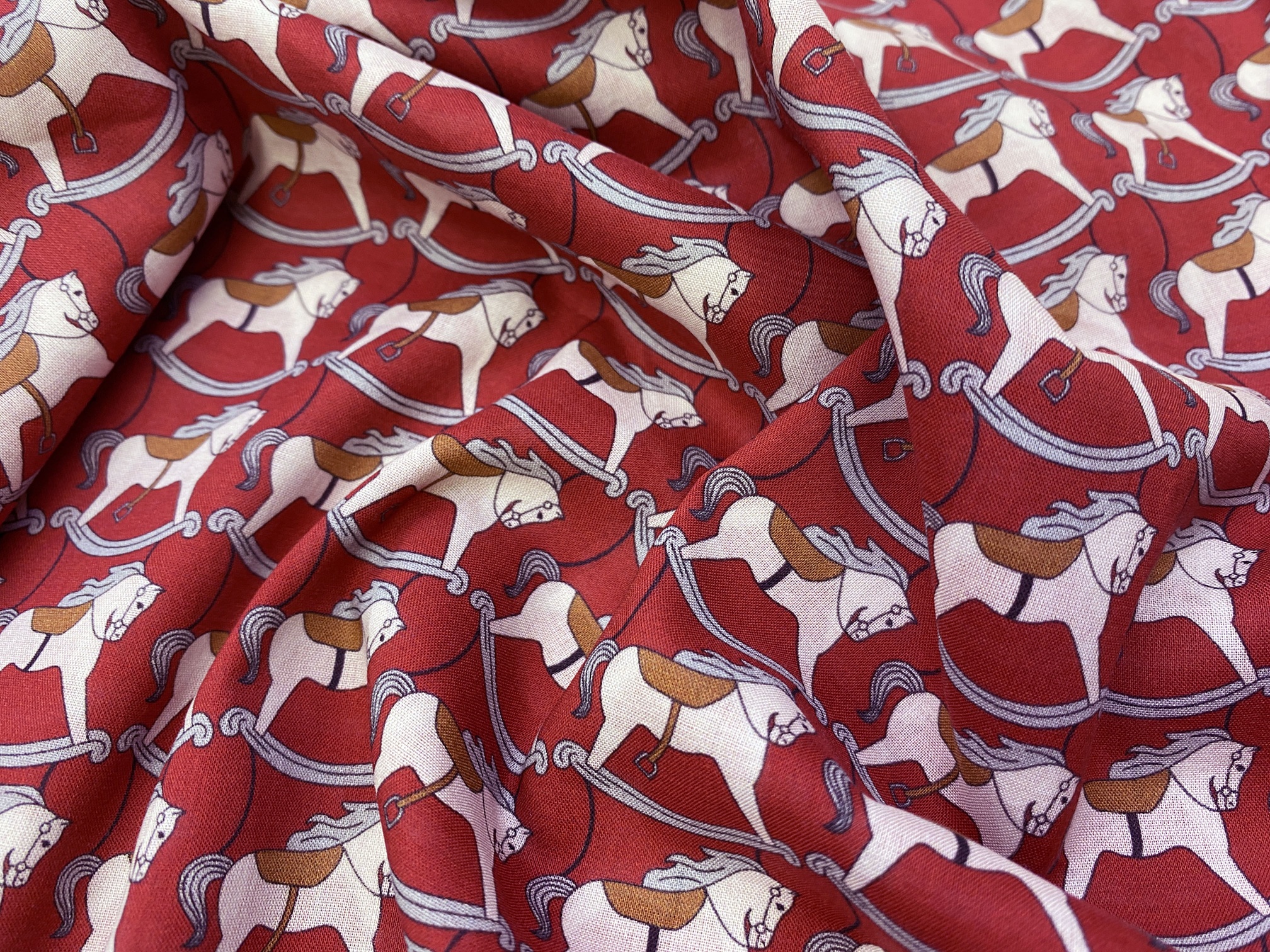 Ткань Поплин  красного цвета с принтом лошадь-качалка 14353 2